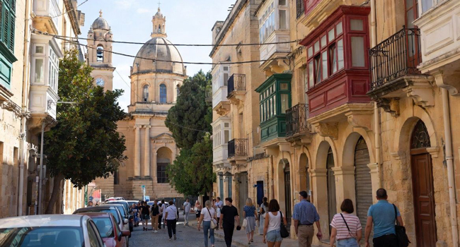 Uddannelsesorlov Malta Sliema 30 Plus med LISA! – lær engelsk og oplev maltesisk kultur Voksne udforsker historiske gader på Malta under en LISA! 30 Plus uddannelsesorlov og lærer engelsk i middelhavsatmosfære