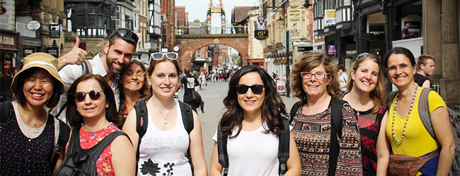 Eine Gruppe Erwachsener steht in einer Strasse in Chester