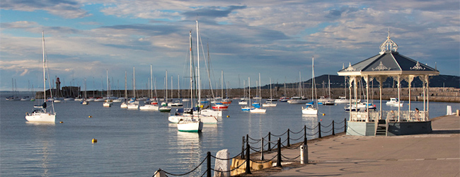 LISA-Sprachreisen-Englisch-Dublin-by-the-Sea-Hafen-Meer-Wassersport-Segelboote-Strand-Moewen