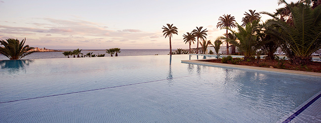 LISA-Sprachreisen-Englisch-Schueler-Malta-Salina-Beach-Unterkunft-Sprachschule-Residenz-Unterkunft-Infinity-Pool-komfortabel