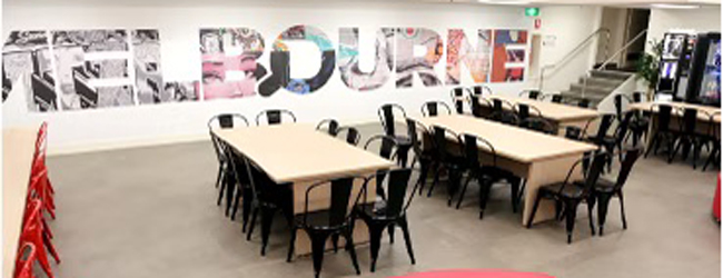 Blick in den Aufenthaltsraum der Sprachschule in Melbourne mit Tischen und Stühlen