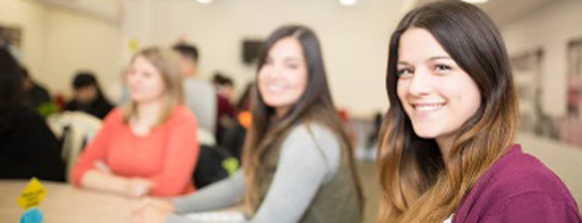 Junge Frauen sitzen in einem Klassenraum an der Sprachschule in Melbourne