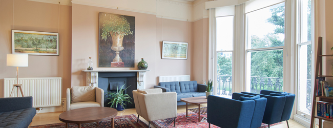 LISA-Sprachreisen-Erwachsene-Englisch-England-Brighton-30-Plus-Sprachschule-Lounge-Sofa LISA-Sprachreisen-Erwachsene-Englisch-England-Brighton-30-Plus-Sprachschule-Lounge-Sofa