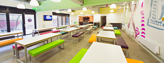 LISA-Sprachreisen-Erwachsene-Englisch-England-Brighton-Campus-Sprachschule-Pause-Cafeteria LISA-Sprachreisen-Erwachsene-Englisch-England-Brighton-Campus-Sprachschule-Pause-Cafeteria