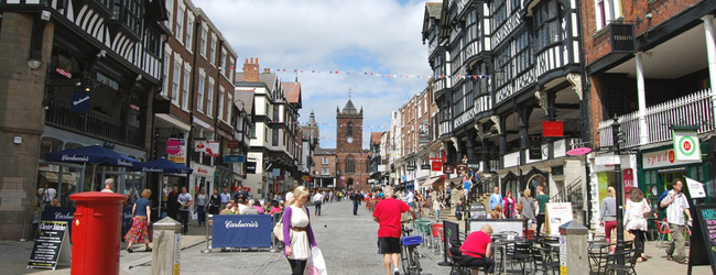 Blick in die Innenstadt der britischen Stadt Chester mit mittelalterlichen Gebäuden