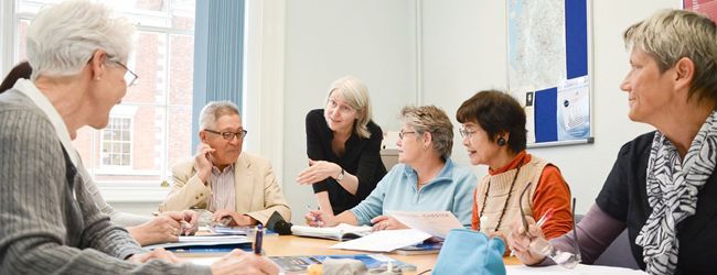 Eine Lehrerin erklärt ihren Schüler, die etwas älter sind, etwas