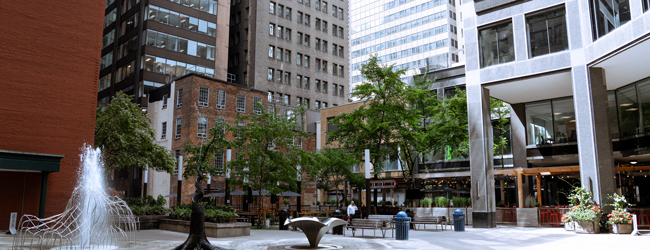 Blick in einen Innenhof mit Hochhäusern und Skulpturen der LISA! Sprachschule in Toronto