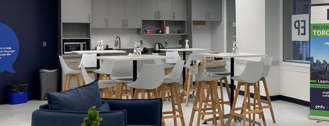 Tische, Stühle und Sessel in der Lounge der LISA! Sprachschule in Toronto