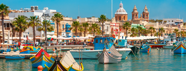 LISA-Sprachreisen-Erwachsene-Englisch-Malta-Sliema-Boote-Bunt-Meer-Sonne