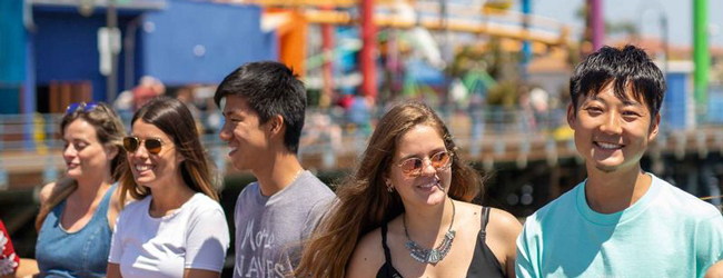 Ausflug zum Freizeitpark in Santa Monica Los Angeles Junge Leute vor dem Freizeitpark am Strand von Santa Monica