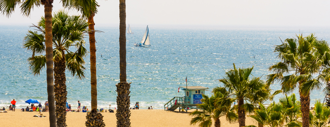 Traumhafter Meerblick am Strand von Santa Monica bei einer Sprachreise Blick auf den Strand und das glitzernde Meer von Santa Monica in Los Angeles