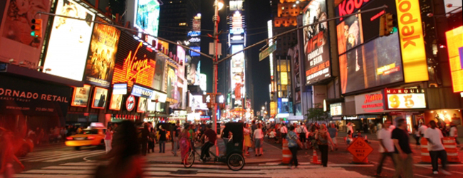 LISA-Sprachreisen-Erwachsene-Englisch-USA-New-York-Times-Square-Nacht-Reklame