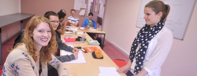 LISA-Sprachreisen-Erwachsene-Franzoesisch-Frankreich-Rouen-Sprachschule-Unterricht-Klassenraum LISA-Sprachreisen-Erwachsene-Franzoesisch-Frankreich-Rouen-Sprachschule-Unterricht-Klassenraum