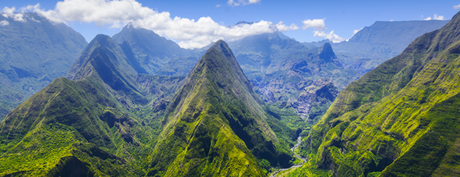 Spektakuläre Berglandschaft der Talkessel auf La Réunion – Natur erleben mit LISA! Sprachreisen Blick auf die grünen Berge und tiefen Talkessel von La Réunion, ideal für Wanderfreunde und Naturliebhaber bei einer LISA! Sprachreise