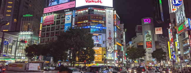 LISA-Sprachreisen-Erwachsene-Japanisch-Japan-Tokio-Abend-Strasse-Kreuzung-Autos-Werbung LISA-Sprachreisen-Erwachsene-Japanisch-Japan-Tokio-Abend-Strasse-Kreuzung-Autos-Werbung