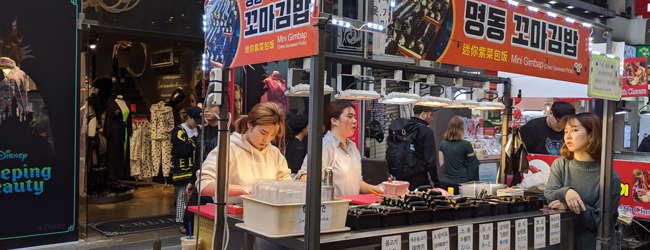 LISA-Sprachreisen-Erwachsene-Koreanisch-Suedkorea-Seoul-Freizeit-Myeongdong-Sushi-Stand LISA-Sprachreisen-Erwachsene-Koreanisch-Suedkorea-Seoul-Freizeit-Myeongdong-Sushi-Stand