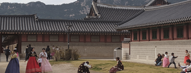 LISA-Sprachreisen-Erwachsene-Koreanisch-Suedkorea-Seoul-Gyeongbok-Flanieren-Park-Gewand LISA-Sprachreisen-Erwachsene-Koreanisch-Suedkorea-Seoul-Gyeongbok-Flanieren-Park-Gewand