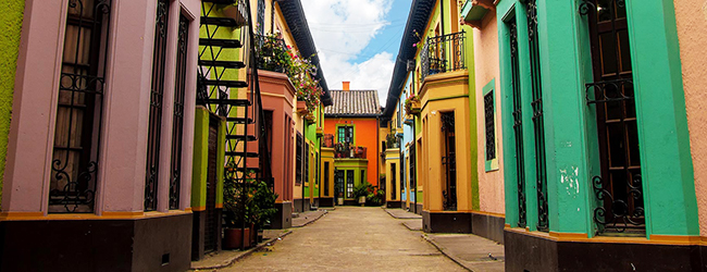 LISA-Sprachreisen-Erwachsene-Spanisch-Kolumbien-Bogota-Bunt-Fassade-Haeuser-Strasse