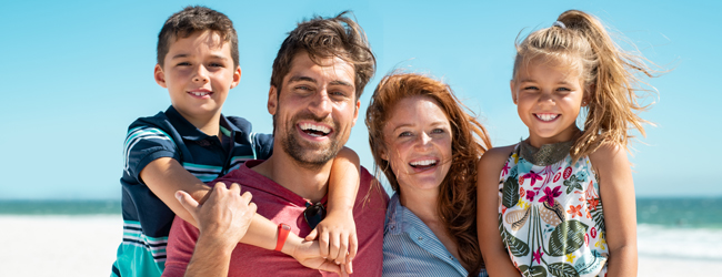 Happy am Strand von Malaga bei einer LISA! Sprachreise für Familien Eine Familie mit zwei Kindern am Strand von Málaga in Spanien bei einer Familiensprachreise