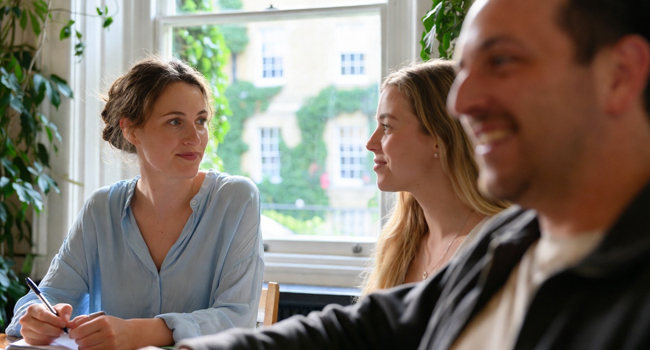 Sprachreisen England für Erwachsene mit LISA! Sprachreisen 3 Erwachsene im Klassenzimmer auf England-Sprachreise