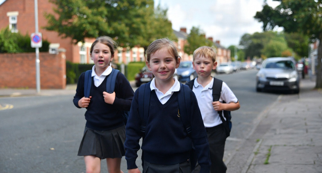 Sprachreisen Irland Straßenbild Schulkinder in Uniform auf dem Weg zur Schule by LISA! Sprachreisen Sprachreisen Irland Straßenbild Schulkinder in Uniform auf dem Weg zur Schule