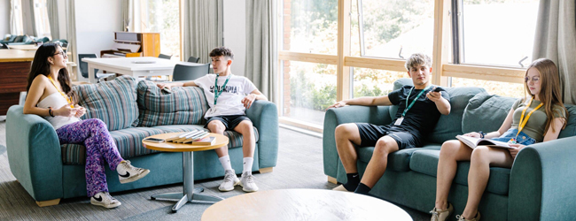Schüler sitzen auf Sofas in der Lounge der Sprachschule in Ardingly