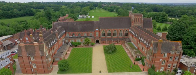 LISA-Sprachreisen-Schueler-Englisch-England-Ardingly-Sprachschule-Gebaeude-Historisch-Schloss