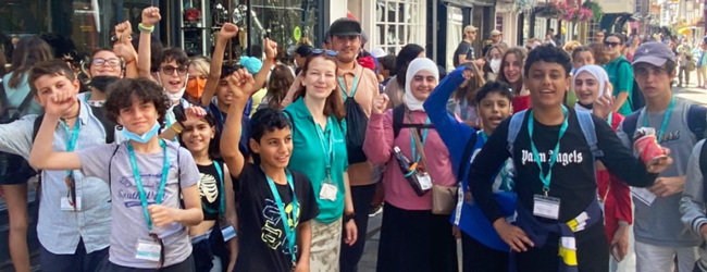 Ausflug einer Schülergruppe bei einer LISA! Schülersprachreise in Bedford Fröhliche Schüler bei einem Freizeitausflug bei einer Sprachreise für Schüler in Bedford