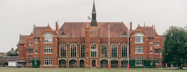 Hauptgebäude der Bedford School, hier finden die LISA! Schülersprachreisen statt Blick auf das Hauptgebäude der Bedford School aus roten Backsteinen