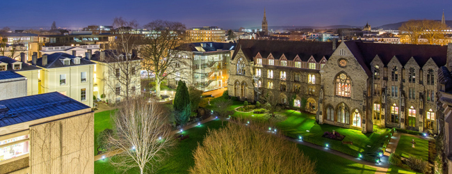 LISA-Sprachreisen-Schueler-Englisch-England-Cheltenham-College-Nacht-Ansicht-Gebaeude