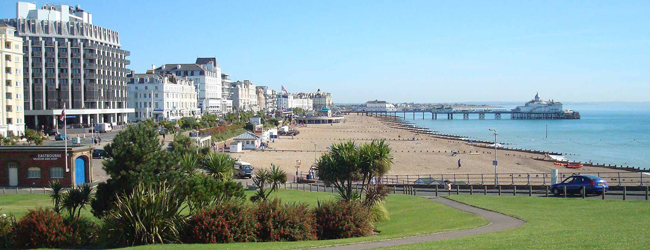 Strandansicht mit Häuserfront und Meer und Pier in Eastbourne