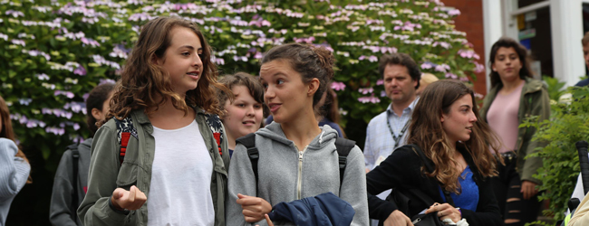 LISA! Sprachreisen am Meer: die beste Zeit eures Lebens Englisch-Sprachreisen fuer Schueler in Ilfracombe im Südwesten Englands: Zwei Maedchen schliessen Freundschaft.