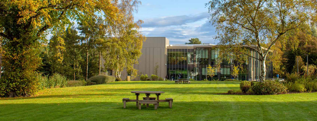 LISA-Sprachreisen-Schueler-Englisch-England-Schottland-Edinburgh-Campus-Schulgebaeude-Park LISA-Sprachreisen-Schueler-Englisch-England-Schottland-Edinburgh-Campus-Schulgebaeude-Park