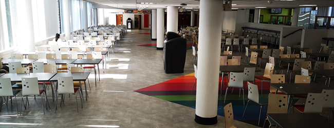 Moderne Cafeteria in der LISA! Sprachschule in Edinburgh Blick in die lichtdurchflutete, moderne Cafeteria in Edinburgh, die den Teilnehmern der Sprachreisen eine angenehme Umgebung zum Essen und Entspannen bietet