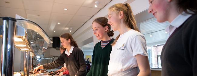 LISA-Sprachreisen-Schueler-Englisch-England-Schottland-Edinburgh-Schule-Campus-Pause-Mittag LISA-Sprachreisen-Schueler-Englisch-England-Schottland-Edinburgh-Schule-Campus-Pause-Mittag