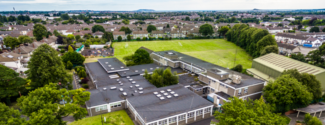 LISA-Sprachreisen-Schueler-Englisch-Irland-Dublin-Park-Schule-Gelaende-College-Meer