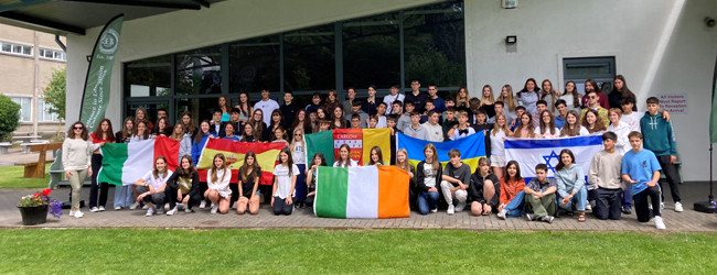 LISA-Sprachreisen-Schueler-Englisch-Irland-Garlow-College-Schule-Schuelergruppe-Flaggen LISA-Sprachreisen-Schueler-Englisch-Irland-Garlow-College-Schule-Schuelergruppe-Flaggen