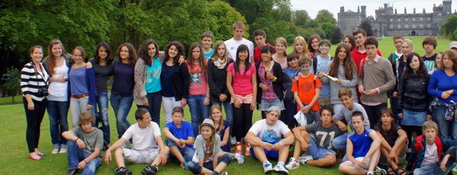 Eine Gruppe von Schülern posiert für eine Foto vor dem Schloss in Kilkenny