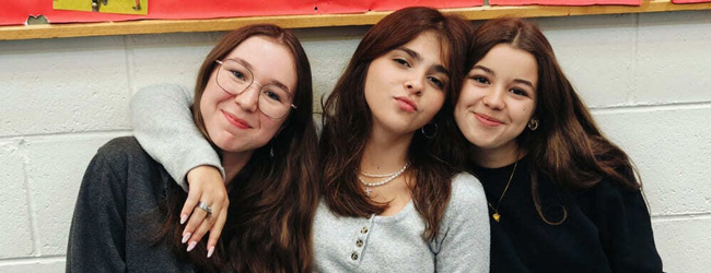 Drei Schülerinnen lächeln in die Kamera bei einer Schülersprachreise in KIlkenny