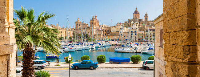 Hafen von Birgu (Vittoriosa), Malta-Sprachreise, mit Segelbooten und historischen Gebäuden im Hintergrund.