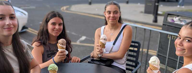 Vier Mädchen essen Eis an einem Tisch bei einer Sprachreise nach Edinburgh