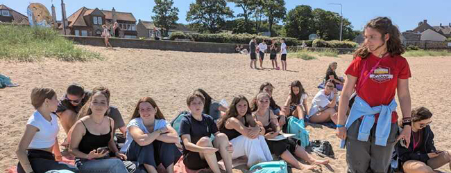 Strandausflug im Sommer bei einer Sprachreise für Schüler in Edinburgh Loretto Jugendliche sitzen am Strand bei einer LISA! Schülersprachreise in Edinburgh