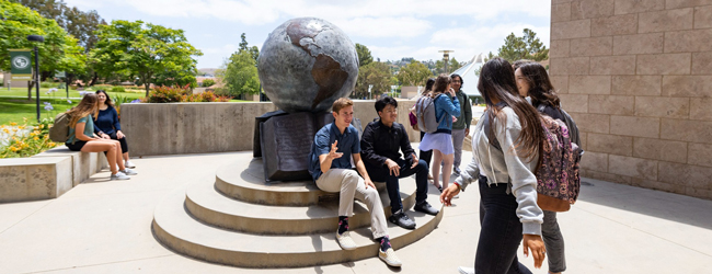 Schüler gehen und sitzen auf dem Campus der Concordia Universität bei los Angeles