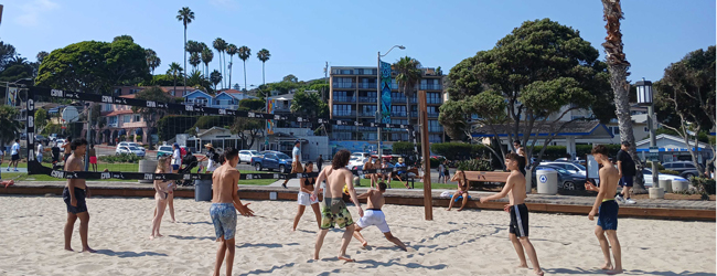 Schüler spielen am Strand Beach Volleyball bei einer Sprachreise in Los Angeles