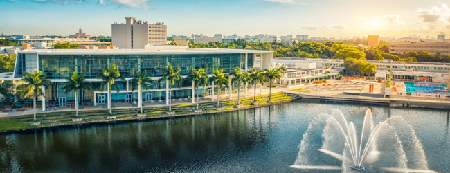 Blick auf die University of Miami mit See und Schwimmbad