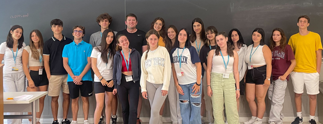 Eine Schülergruppe vor der Tafel in einem Klassenzimmer an der St. John's University
