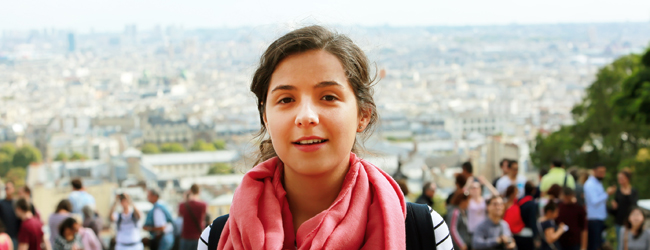 Junges Mädchen genießt die Aussieht am Sacre Coeur in Montmatre bei einer Sprachreise für Schüler in Paris