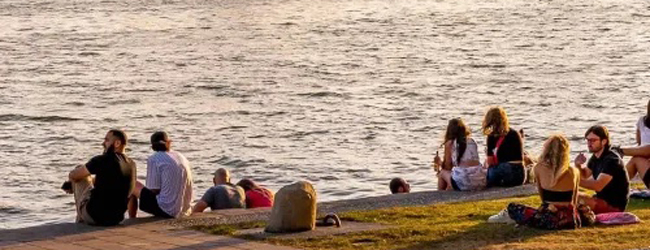 Abendstimmung am Fluss Garonne in Toulouse bei einer Sprachreise Menschen sitzen an einem Fluss am Abend