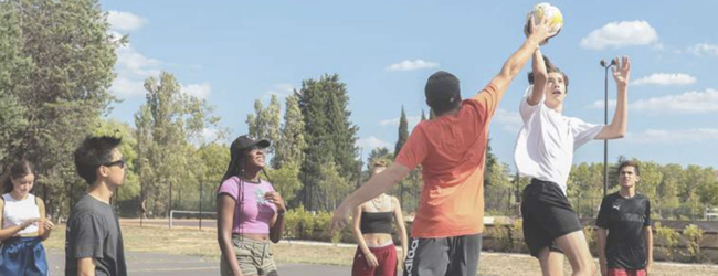Basketballspiel bei einer Sprachreise für Schüler in Toulouse Jugendliche spielen Basketball im Freien bei einer Schülersprachreise in Toulouse