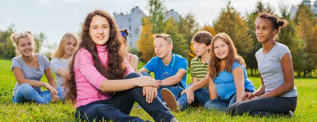 Sprachreisen für Schüler – Gemeinsam Lernen und Spaß haben Eine Gruppe von Jugendlichen sitzt entspannt auf einer Wiese während einer LISA! Schülersprachreise nach Toulouse